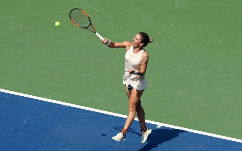 Simona Halep, încă un eşec usturător. Românca, învinsă categoric de Dominika Cibulkova, în turul II la Wuhan