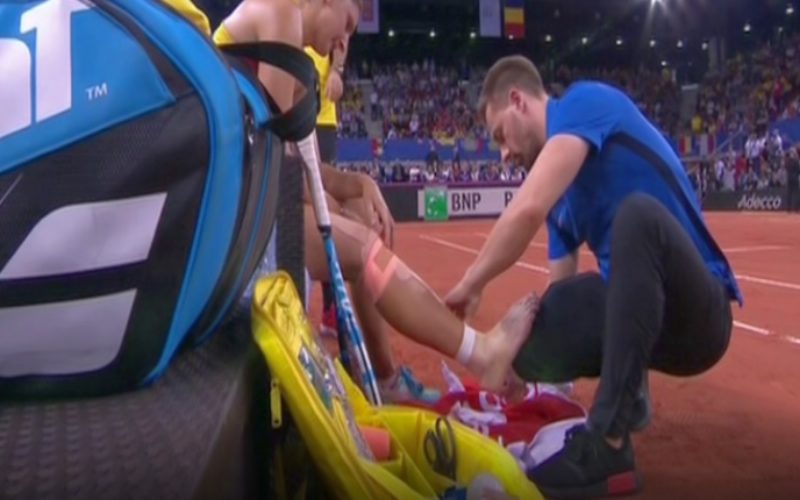 Irina Begu s-a accidentat în setul decisiv în partida cu Pauline Parmentier