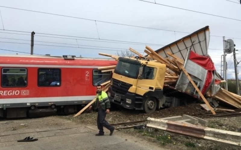 Un tir încărcat cu lemne, lovit în plin de un tren de călători între staţiile Coldău – Beclean