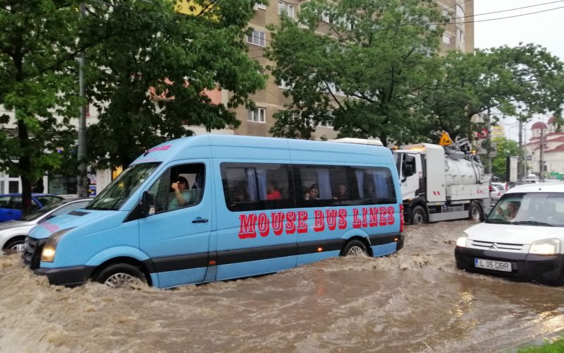 Ploaia a făcut prăpăd în Bucureşti. Străzi inundate, trafic blocat!