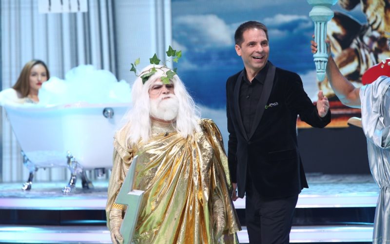Regina de Cupă, Zeus, Omul crăpat, un Cavaler în armură și o Creatură marină vin în ultima ediție Scena misterelor